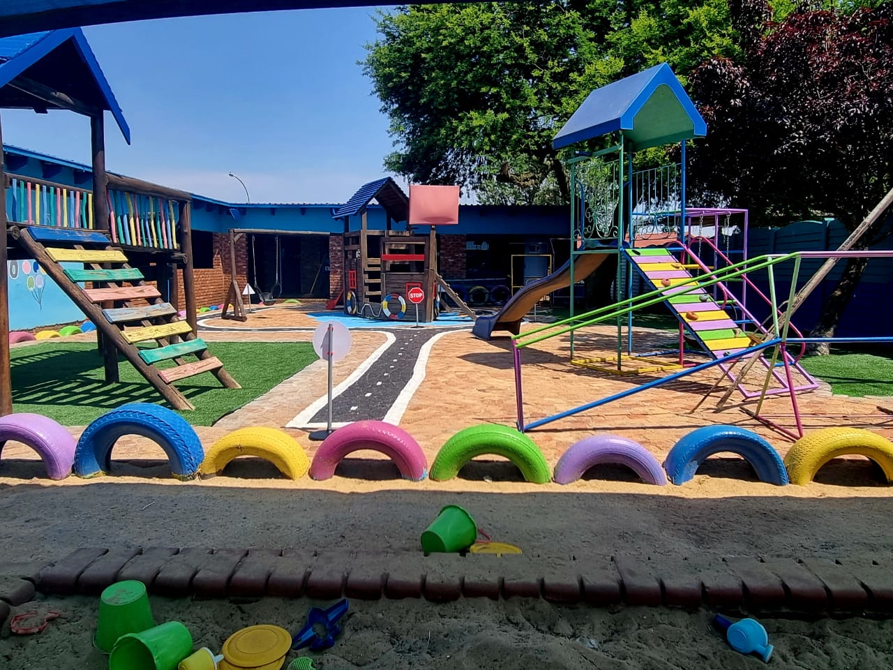 Outdoor climbing and play equipment